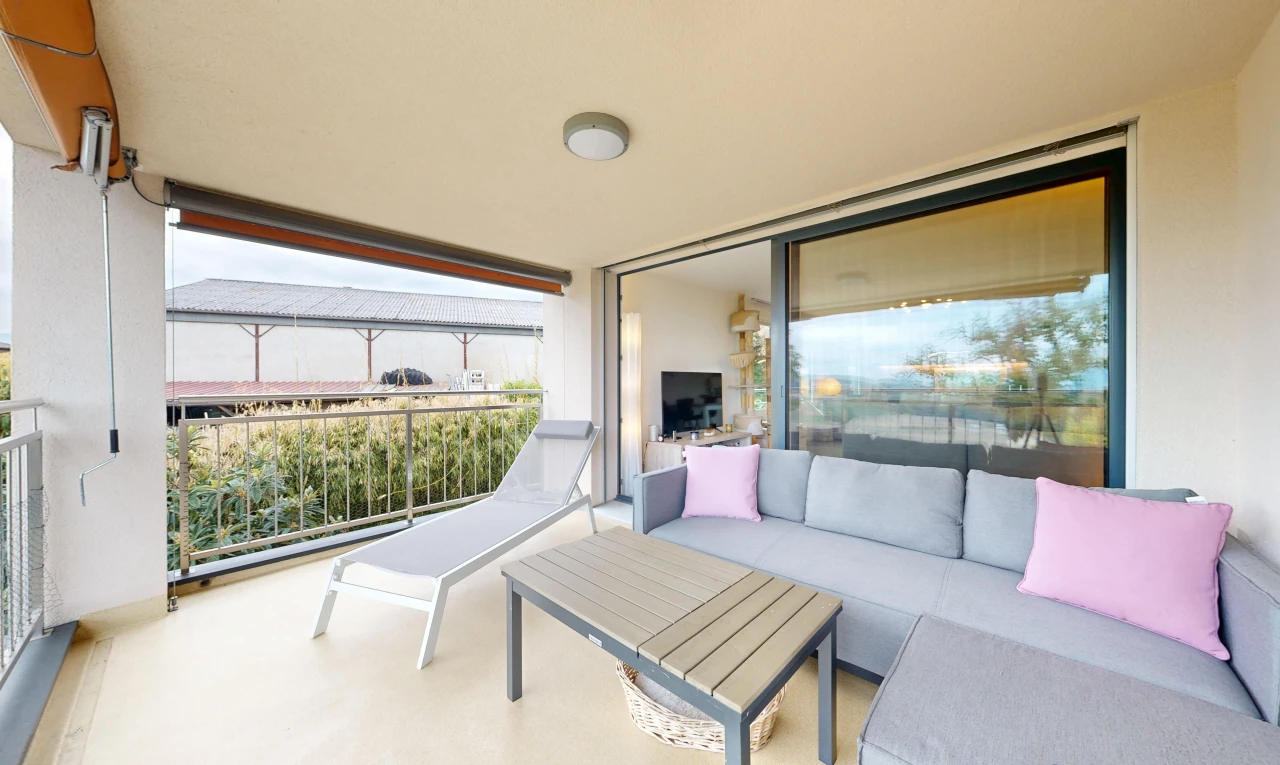terrasse avec télévision et espace de vie extérieur