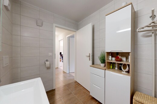 bad mit tile wall, fliesenwand, inside property, tile floor, und fliesenboden