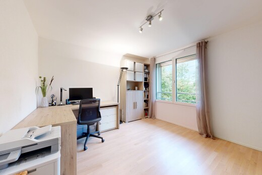 büro mit deckenbeleuchtung, drywall, gipskartonwand, fernseher, und wood finish floor