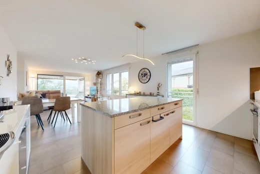 cuisine avec accès à l'extérieur, light floor, îlot de cuisine, kitchen island, et light countertops