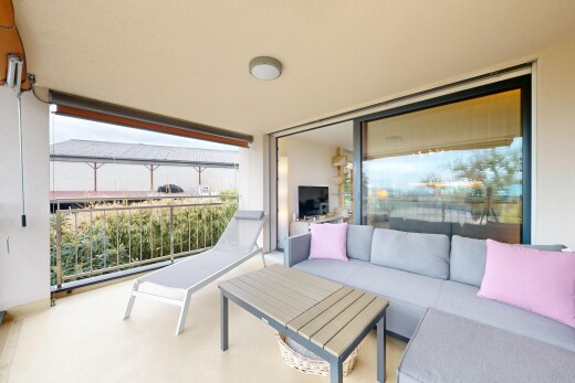 terrasse mit fernseher und wohnraum im freien