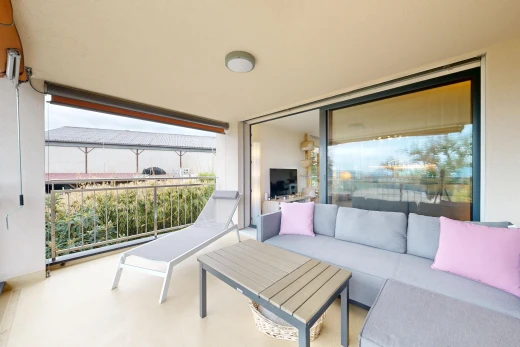 terrasse avec télévision et espace de vie extérieur