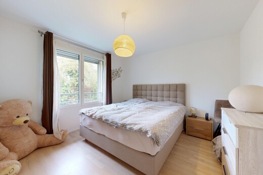 zimmer / schlafzimmer mit pendelleuchte, gipskartonwand, drywall, holzfußboden, und wood finish floor