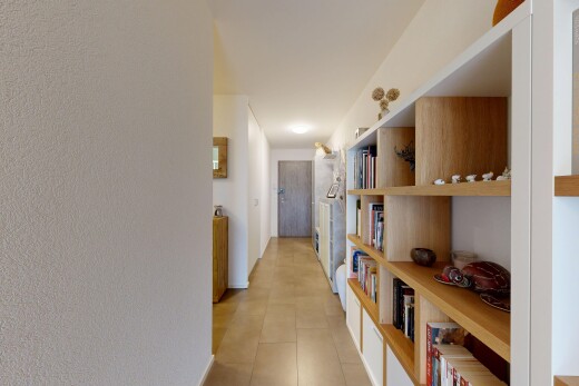 halle / korridor mit light floor, inside property, tile floor, und fliesenboden