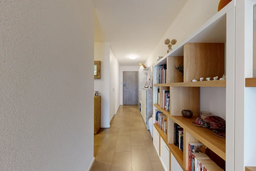 couloir avec light floor, inside property, tile floor, et sol en carrelage