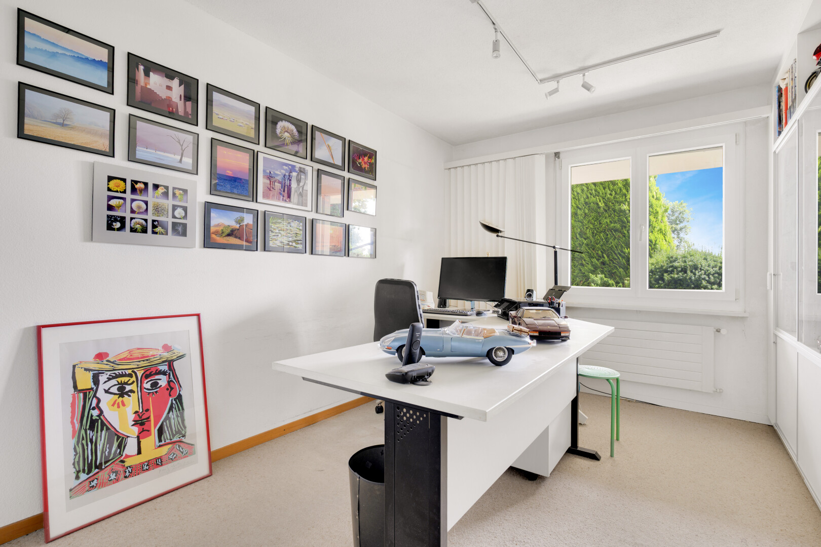 büro mit bürobereich, gipskartonwand, deckenbeleuchtung, drywall, und track lighting