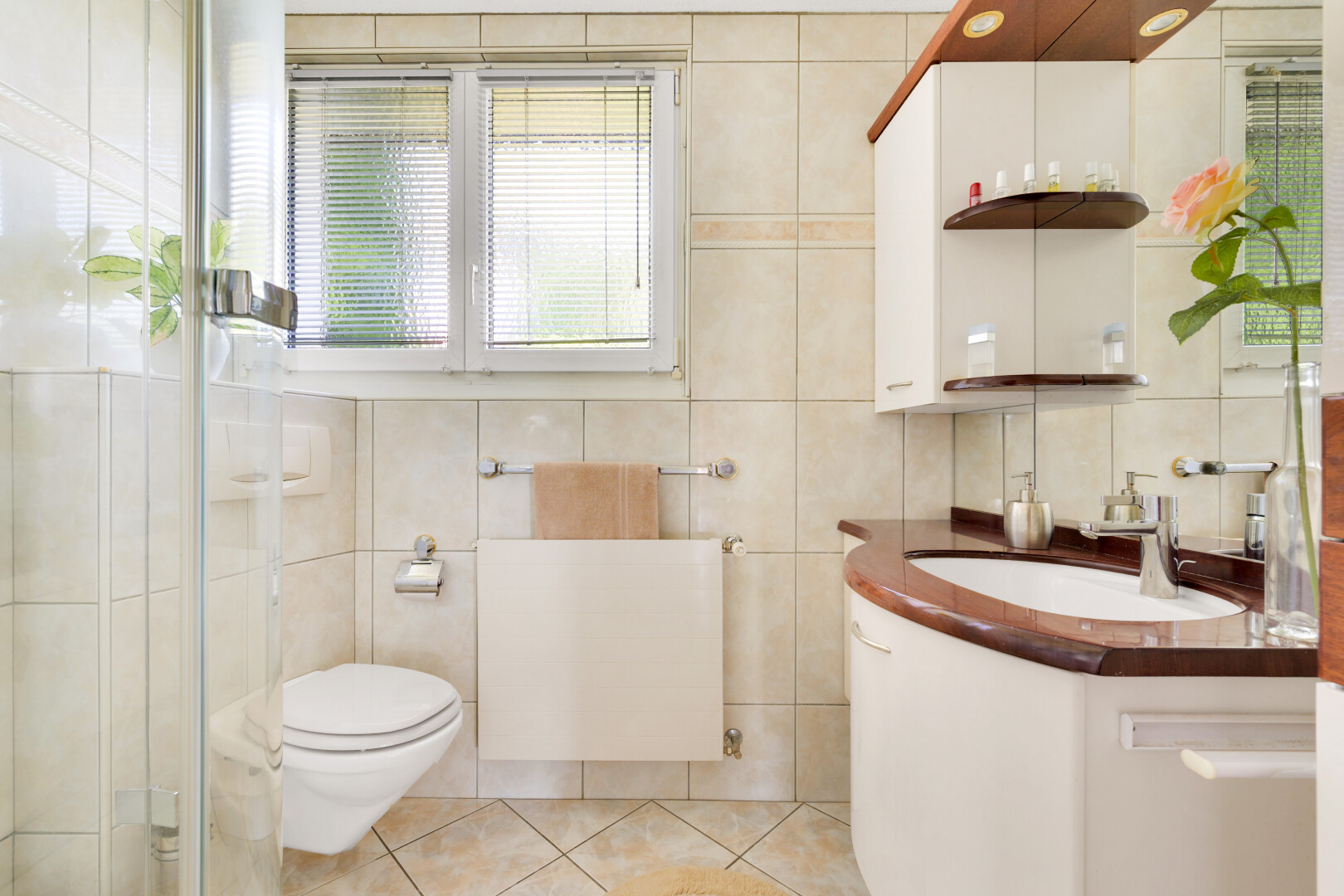 bad mit tile wall, fliesenwand, inside property, schminktisch, und spiegel