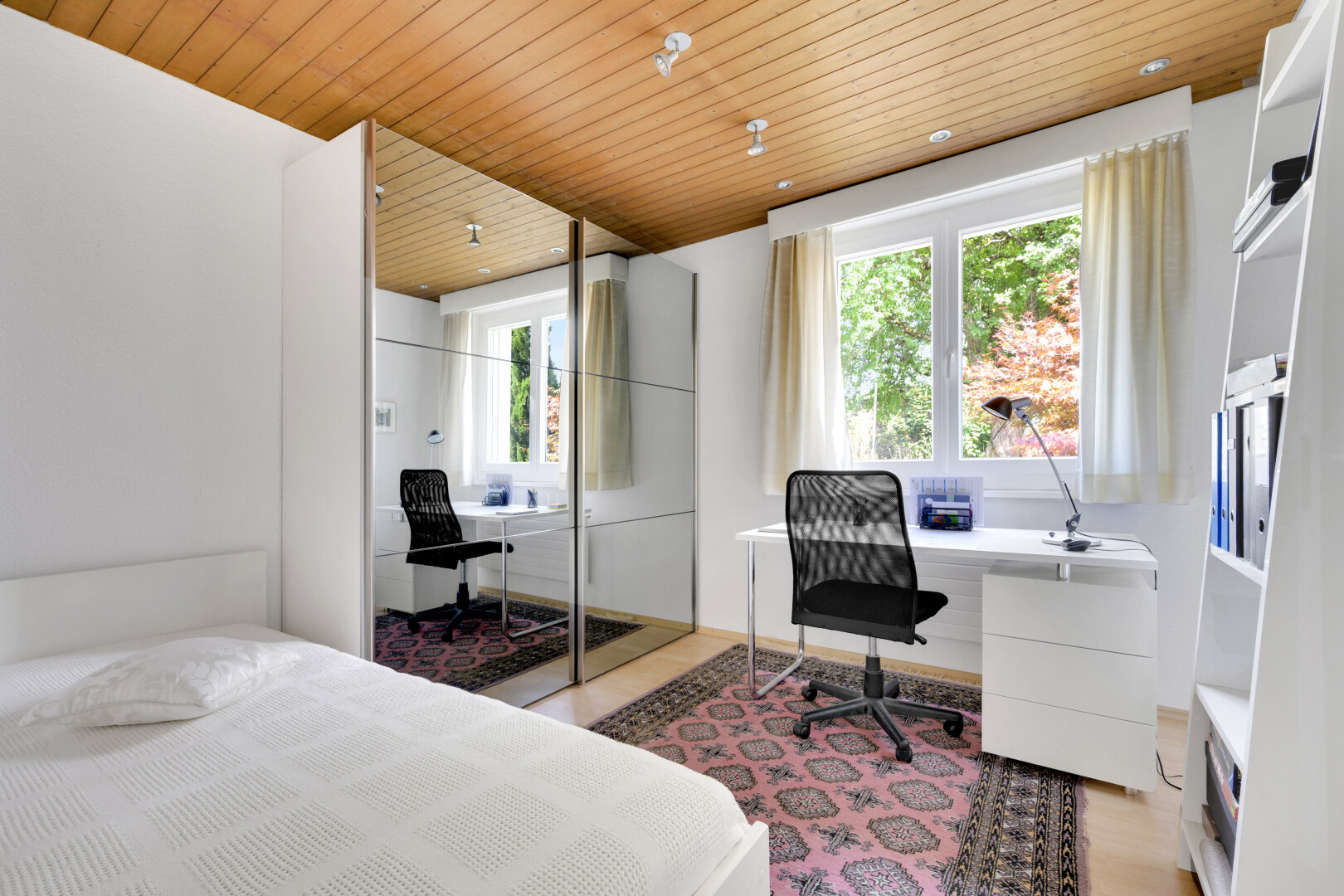 zimmer / schlafzimmer mit natürliches licht, natural light, holzdecke, wood ceiling, und bürobereich