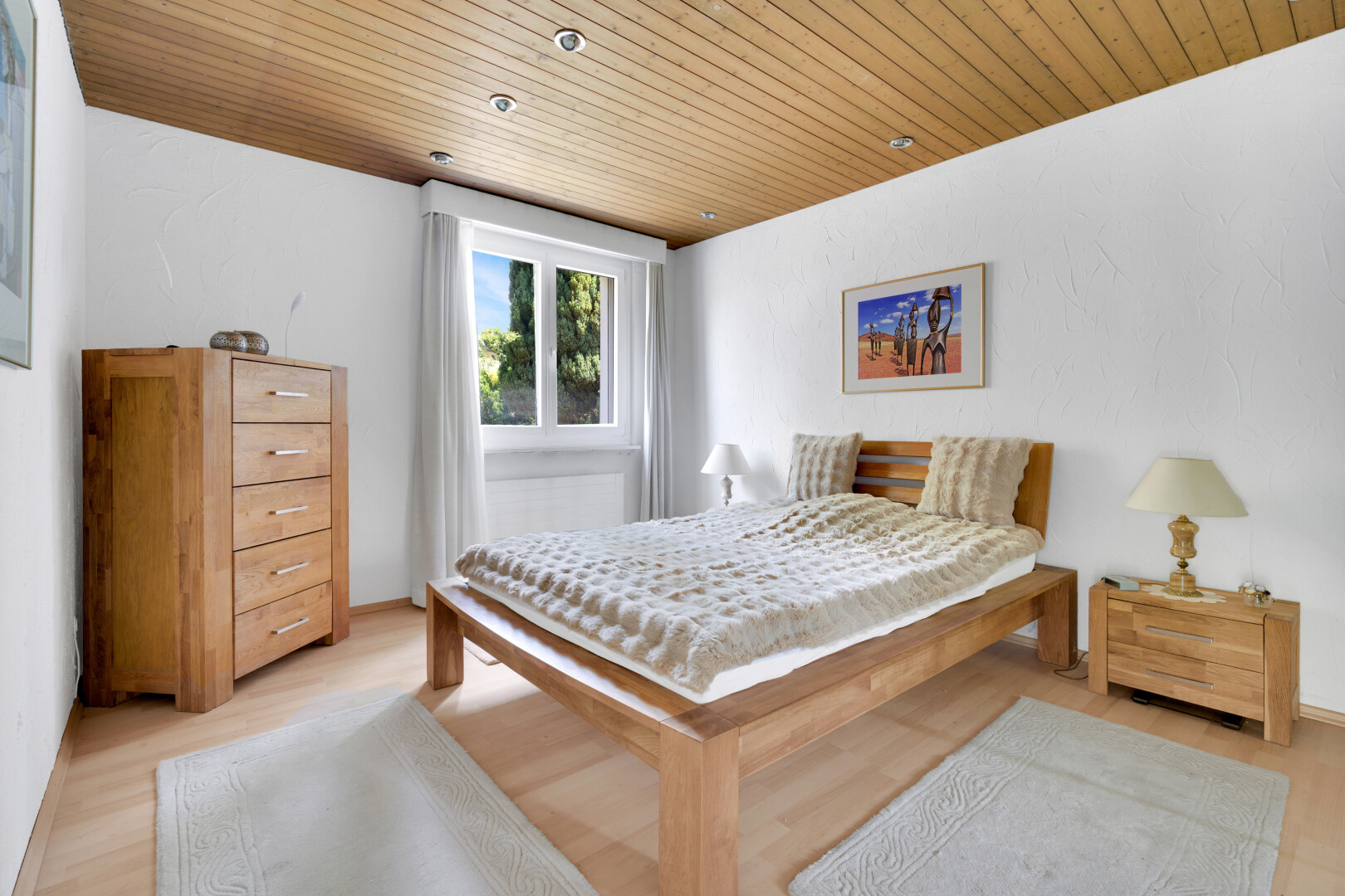 zimmer / schlafzimmer mit inside property, wood ceiling, holzdecke, natural light, und natürliches licht