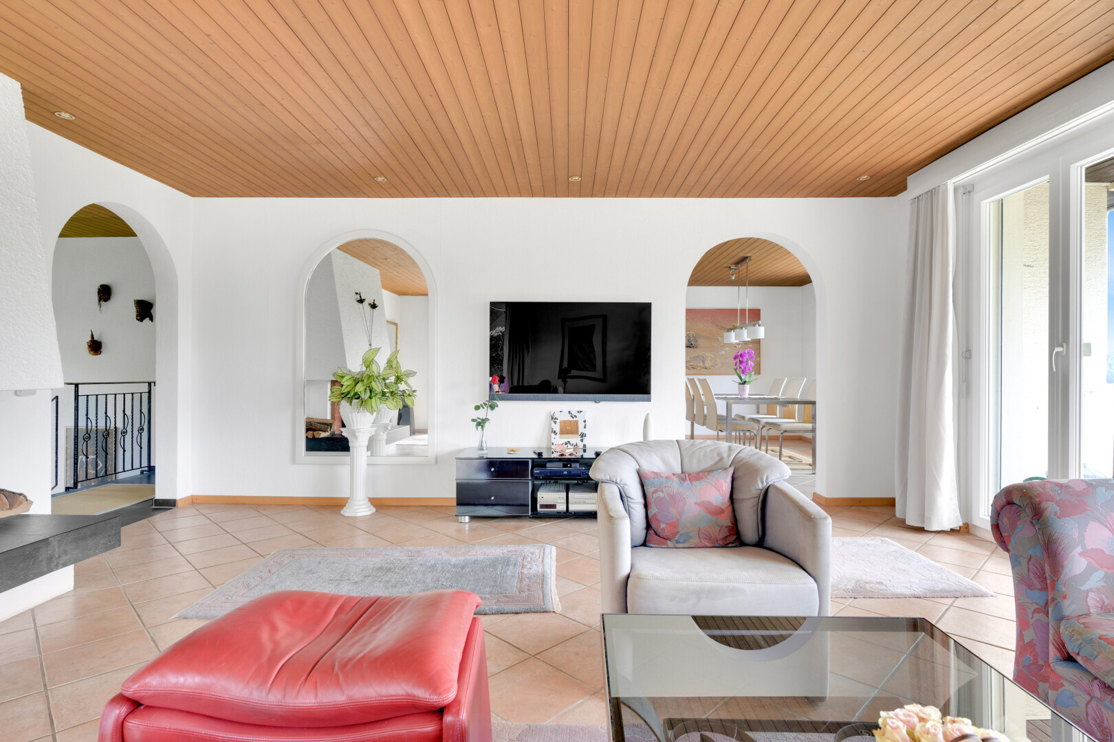 wohnzimmer mit gewölbte gehwege, fernseher, inside property, gipskartonwand, und drywall