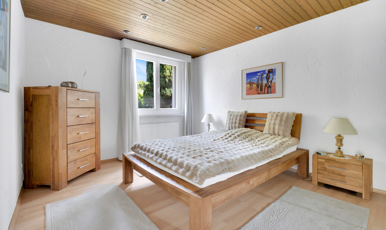 zimmer / schlafzimmer mit inside property, wood ceiling, holzdecke, natural light, und natürliches licht