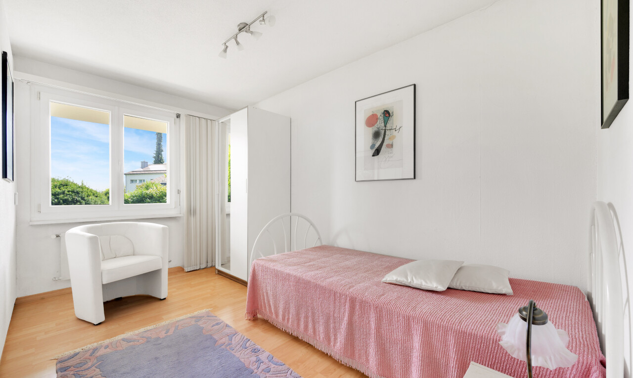 chambre avec day time, sol en finition bois, wood finish floor, lumière naturelle, et natural light