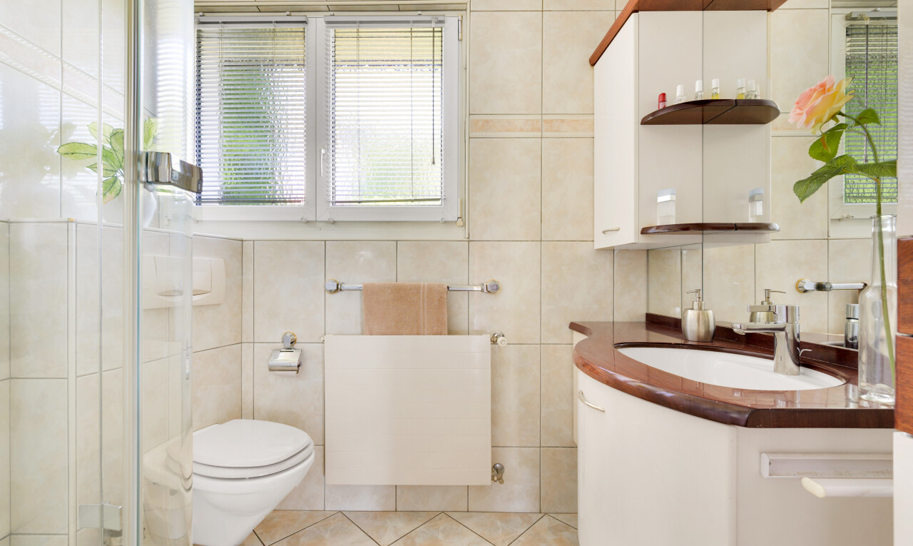 bad mit tile wall, fliesenwand, inside property, schminktisch, und spiegel