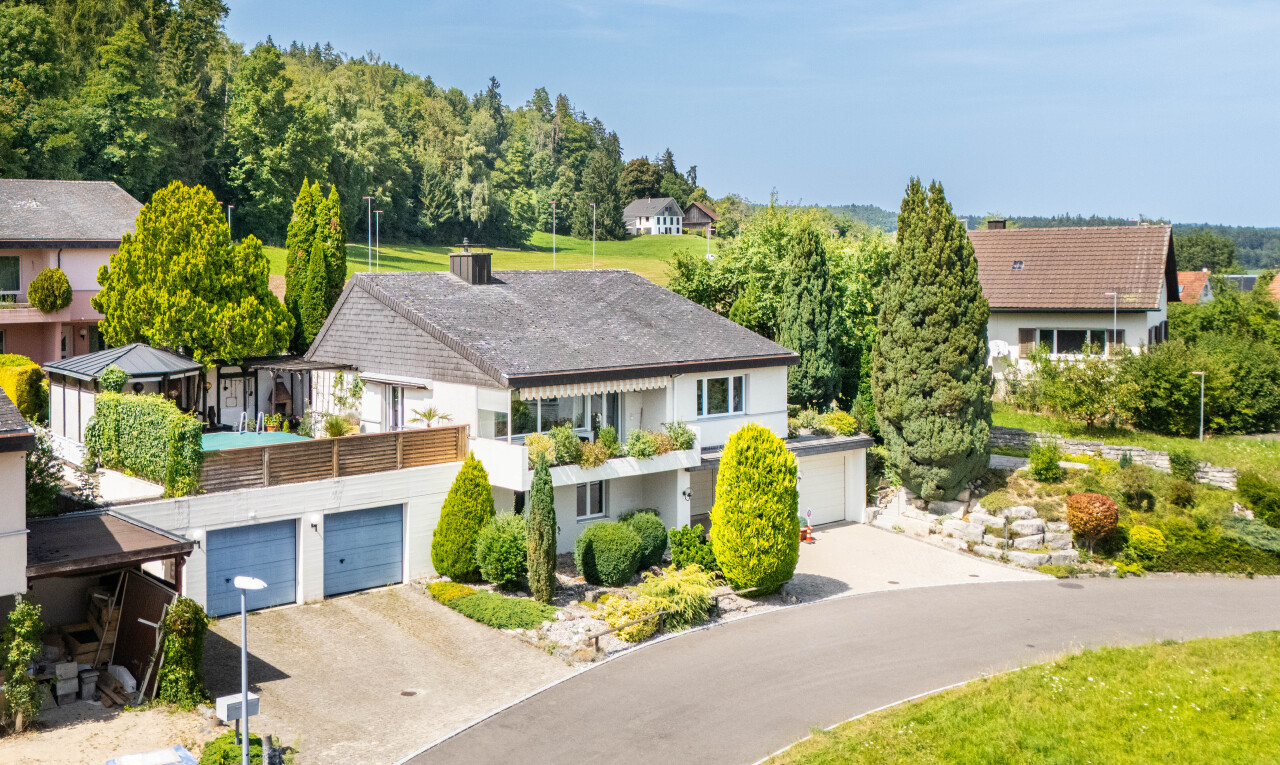 außenansicht mit day time, drone view, garage, und balkon