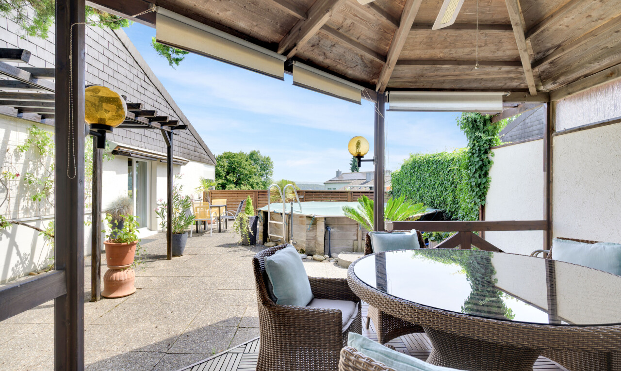 terrasse mit essbereich im freien, terrasse, day time, zaun, und from property