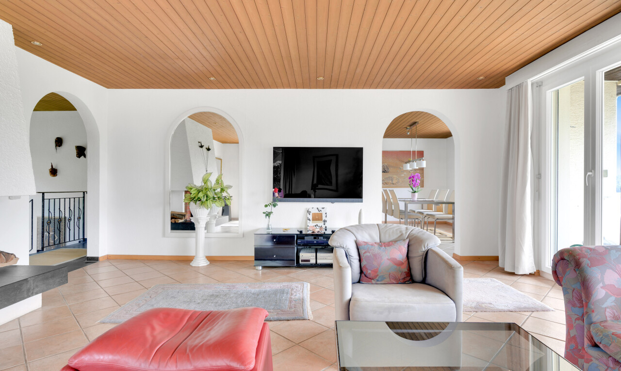 wohnzimmer mit gewölbte gehwege, fernseher, inside property, gipskartonwand, und drywall