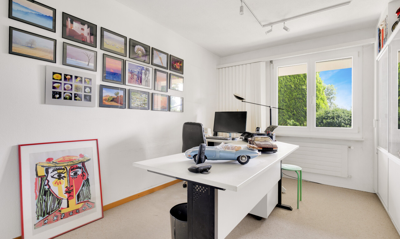 bureau avec espace bureau, cloison sèche, éclairage sur rail, drywall, et track lighting