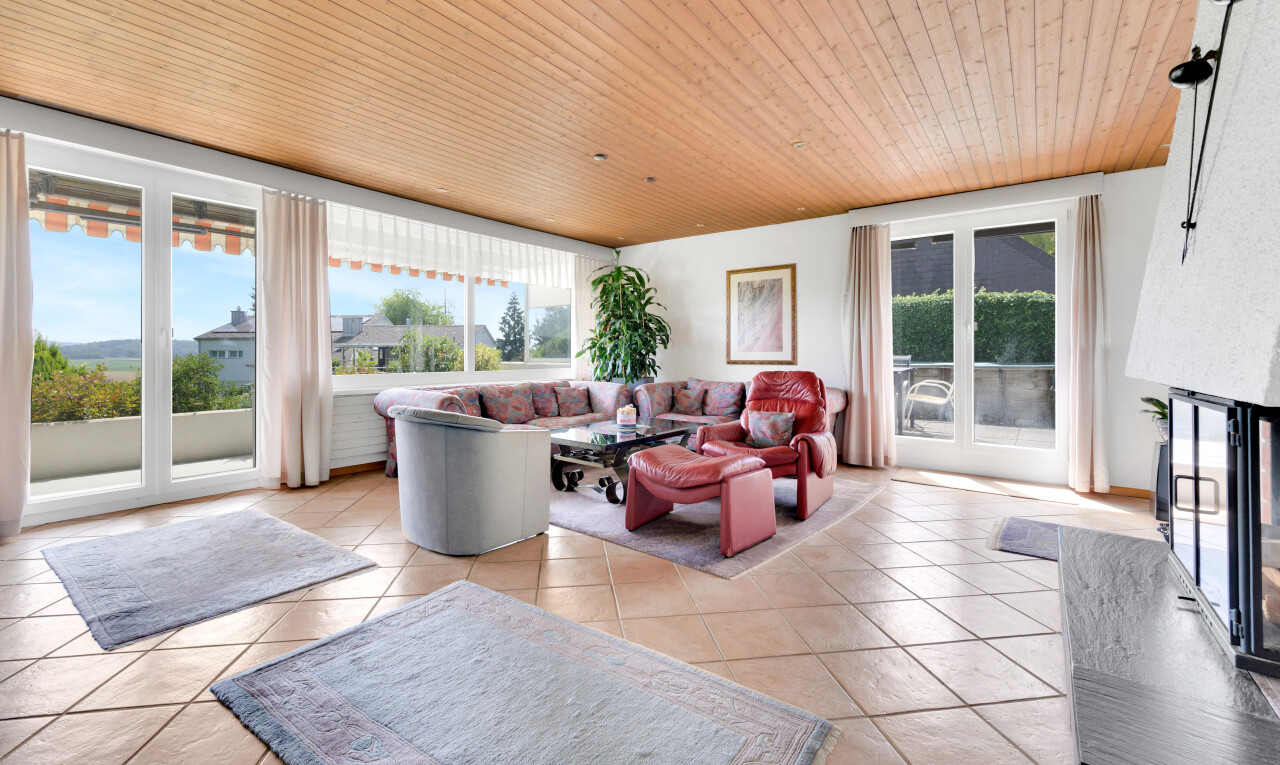 wohnzimmer mit natürliches licht, natural light, fliesenboden, tile floor, und day time