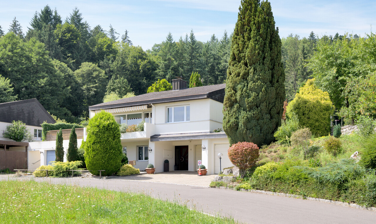 außenansicht mit balkon, waldblick, forest view, property visible, und eingebaute garage