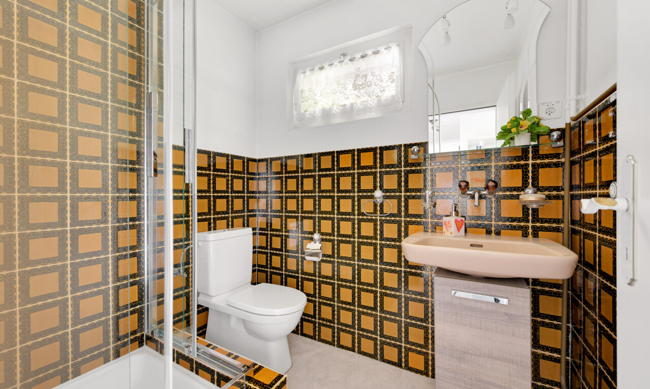 bad mit inside property, tile wall, fliesenwand, komplettes badezimmer, und spiegel