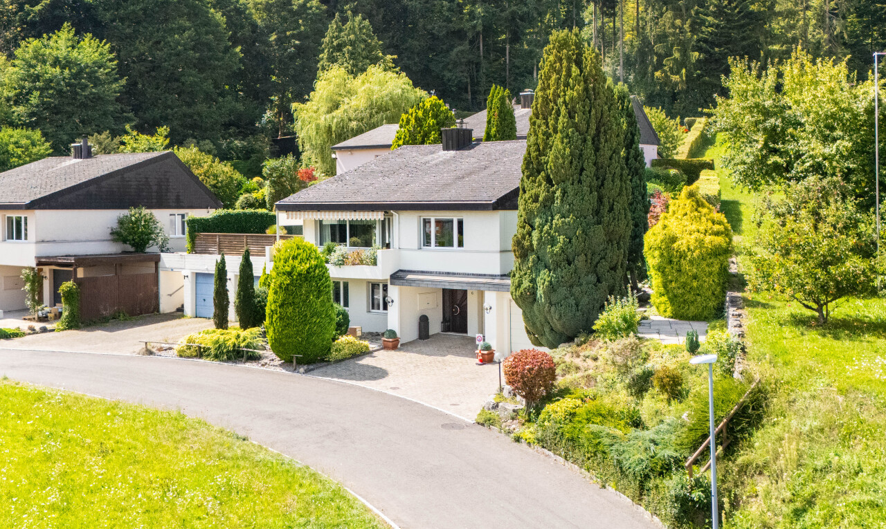 außenansicht mit integrierter carport, property visible, auffahrt, waldblick, und forest view