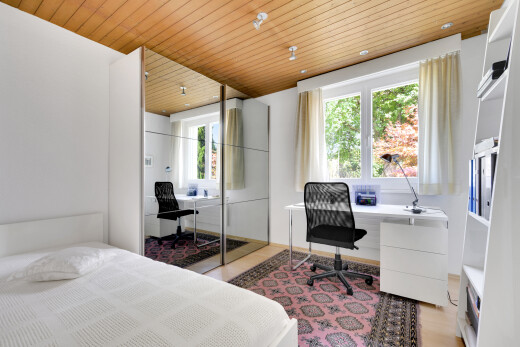 zimmer / schlafzimmer mit natürliches licht, natural light, holzdecke, wood ceiling, und bürobereich