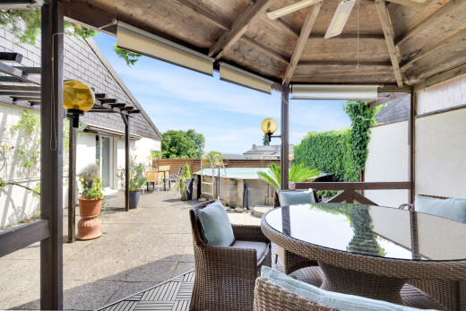terrasse mit essbereich im freien, terrasse, day time, zaun, und from property