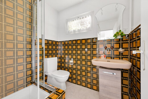 bad mit inside property, tile wall, fliesenwand, komplettes badezimmer, und spiegel