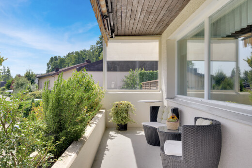 balkon mit balkon, from property, und day time