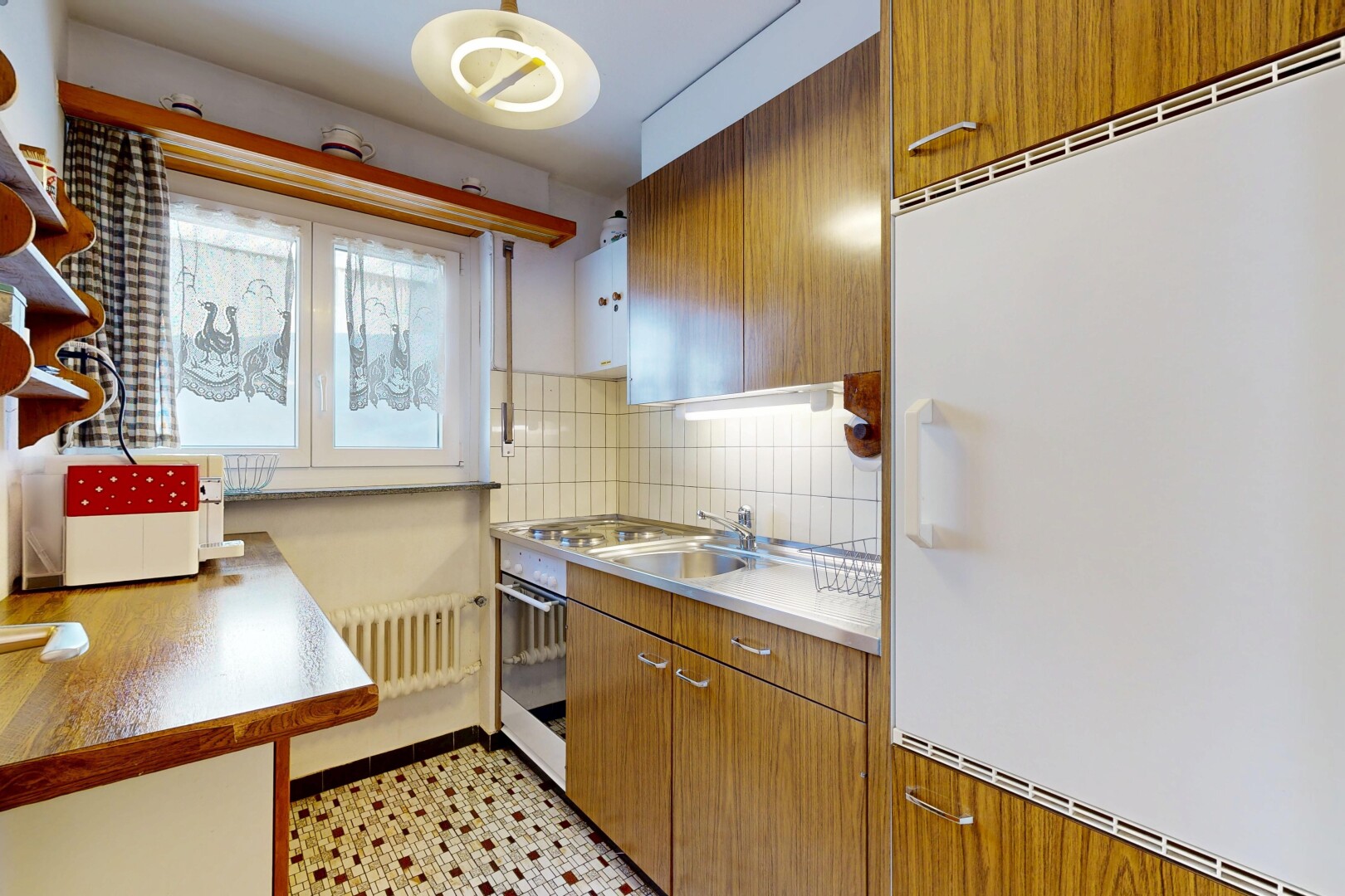 küche mit mittelbraune schränke, medium brown cabinets, kühlschrank, light floor, und küchenrückwand beim herd