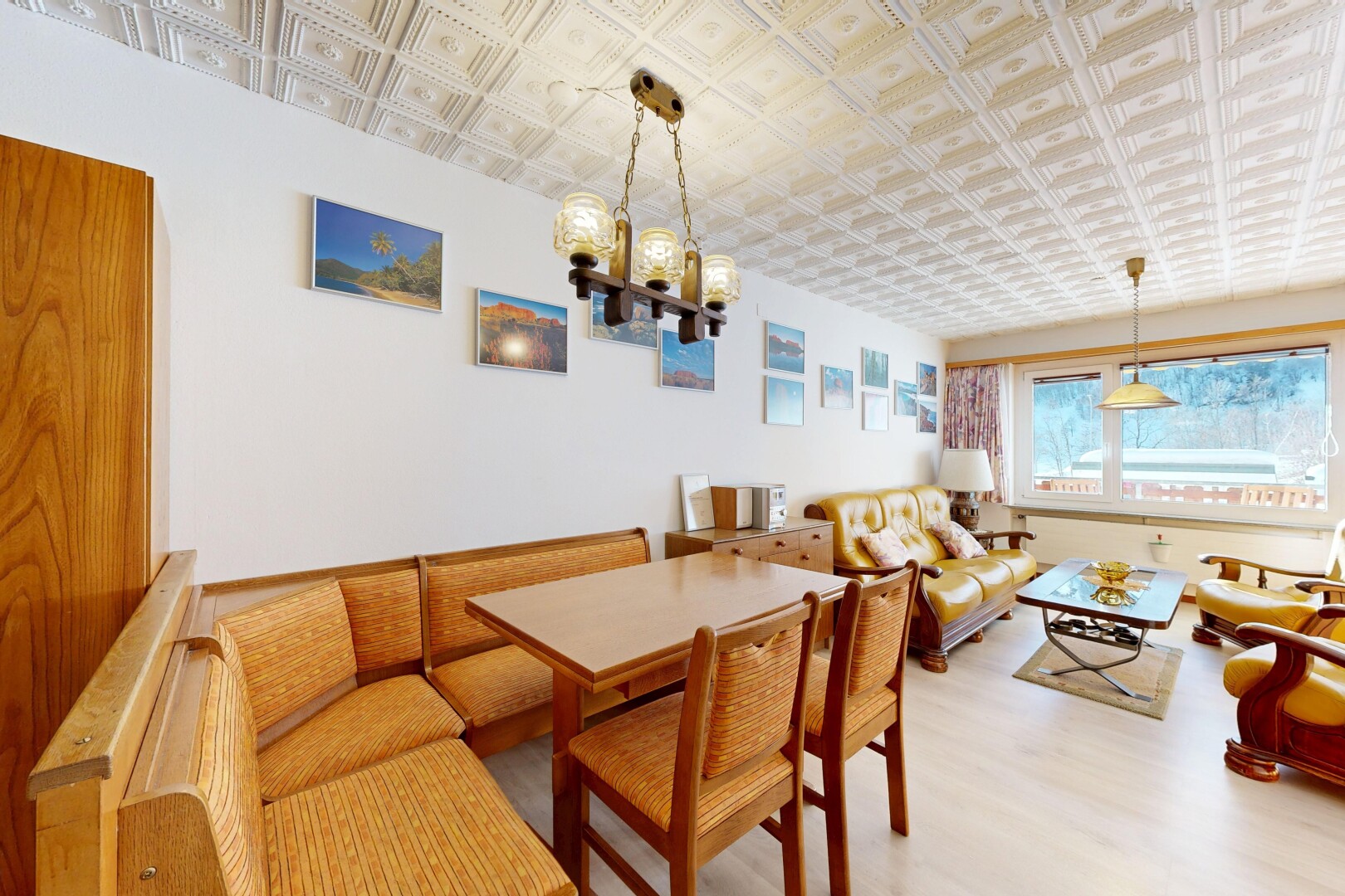wohn- / esszimmer mit drywall, gipskartonwand, inside property, tin ceiling, und blechdecke