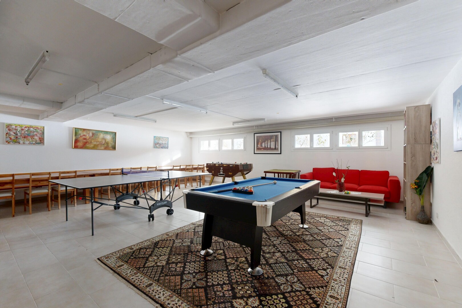 büro mit inside community, drywall, natürliches licht, natural light, und billard