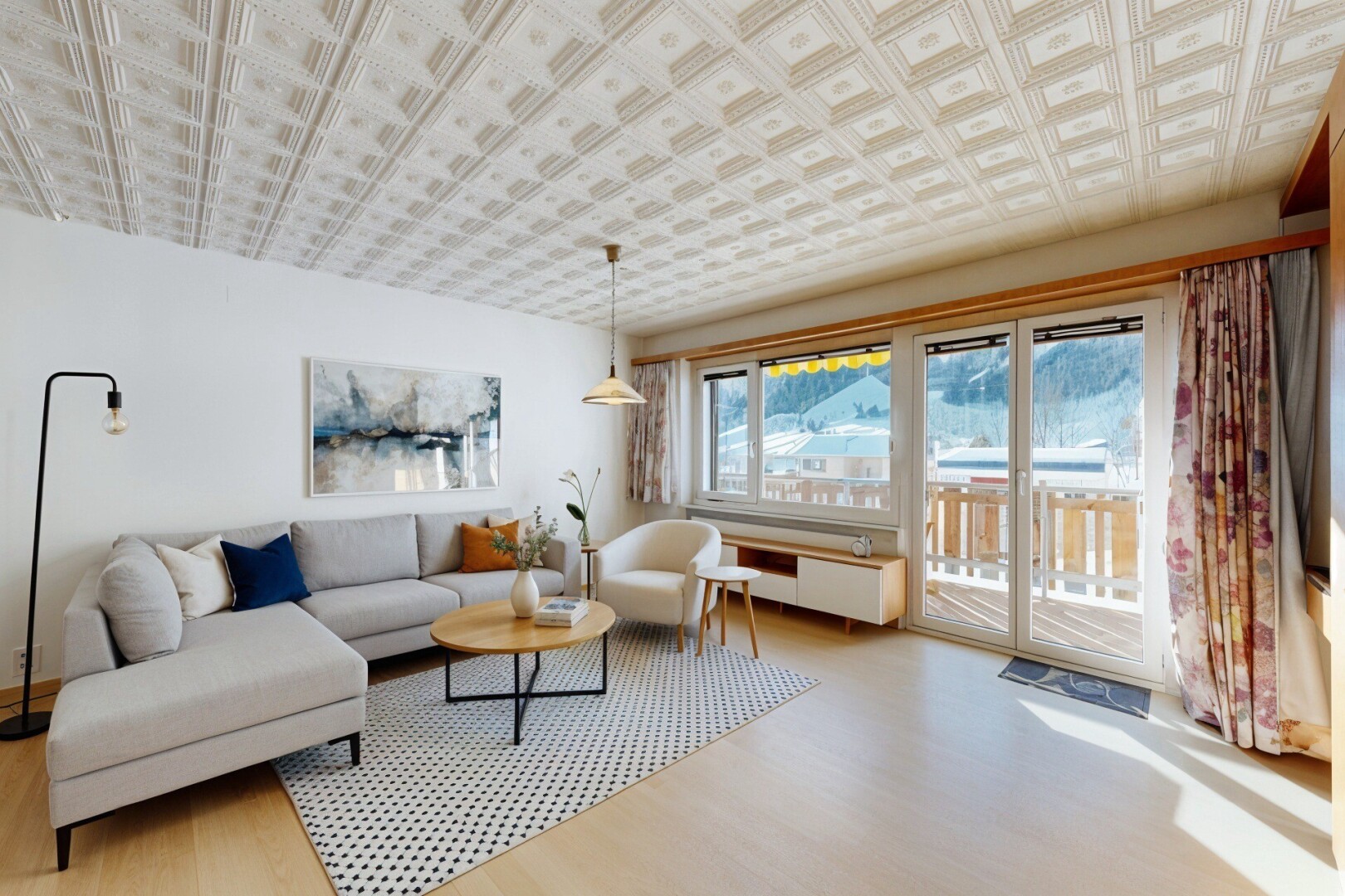 wohnzimmer mit gipskartonwand, drywall, inside property, holzfußboden, und wood finish floor