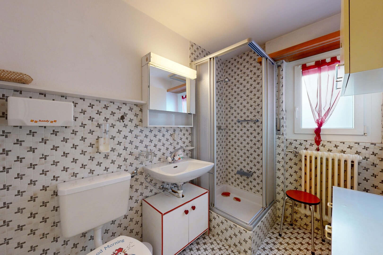bad mit spiegel, komplettes badezimmer, kühler, dusche, und toilette