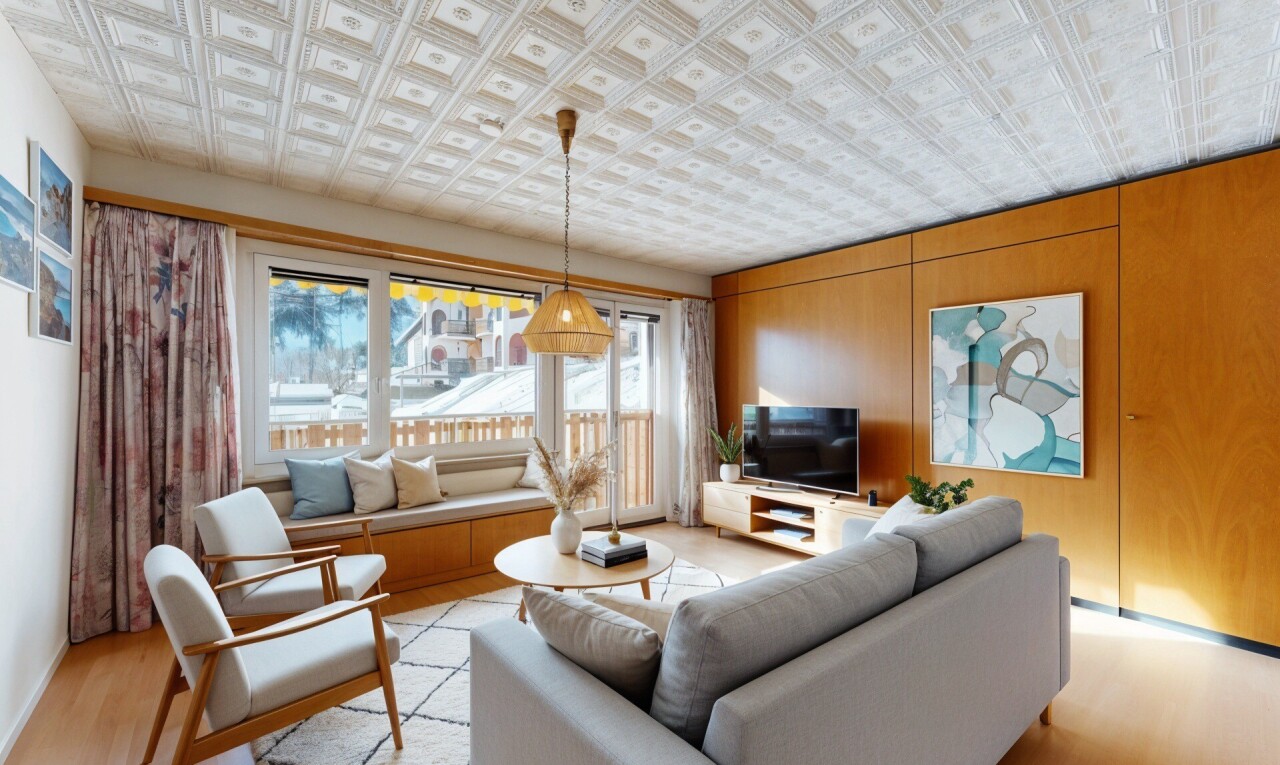 wohnzimmer mit holzfußboden, wood finish floor, fernseher, inside property, und blechdecke