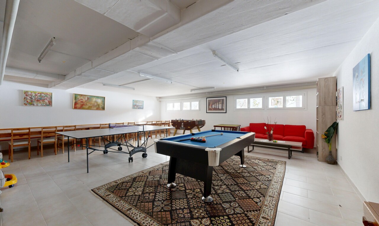 büro mit inside community, drywall, natürliches licht, natural light, und billard