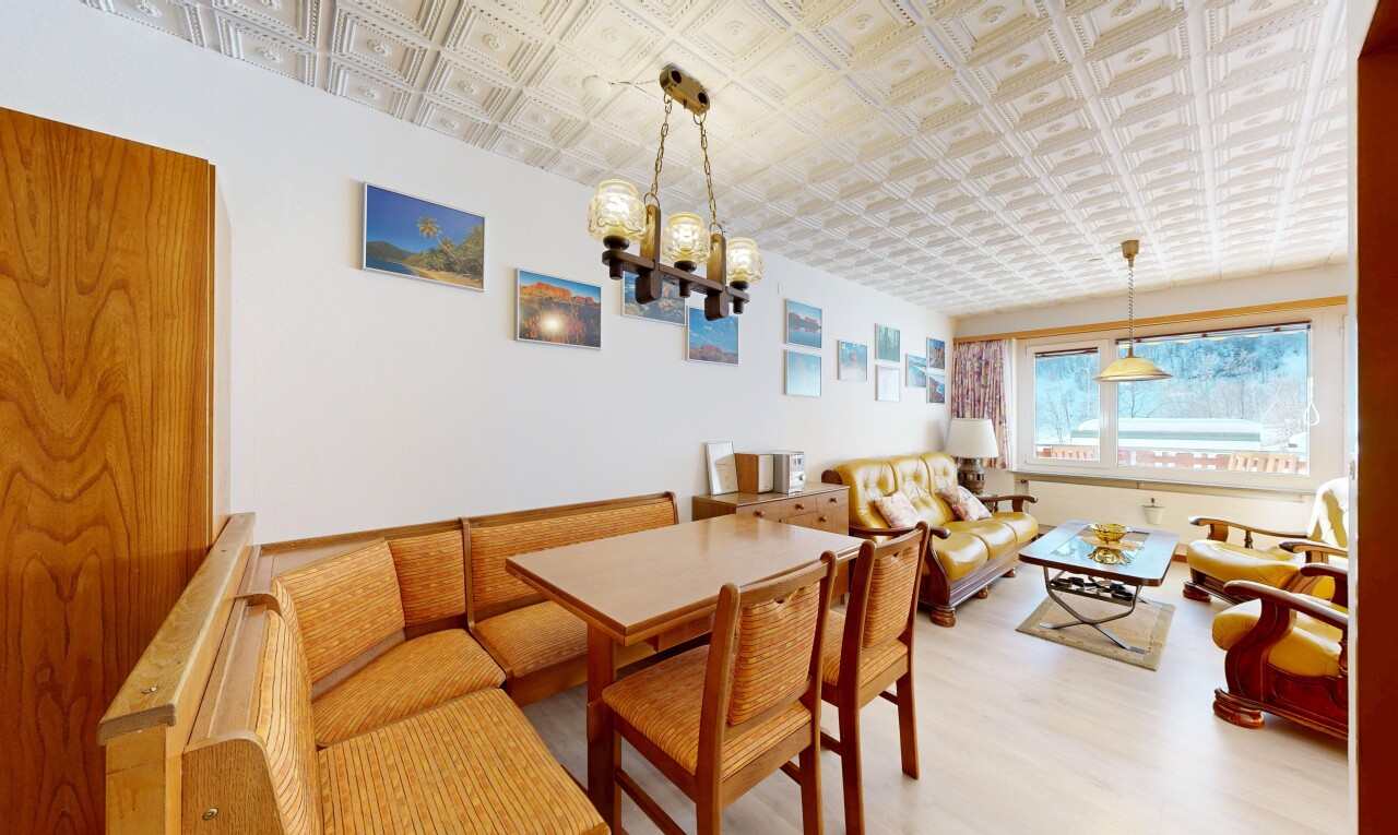 wohn- / esszimmer mit drywall, gipskartonwand, inside property, tin ceiling, und blechdecke