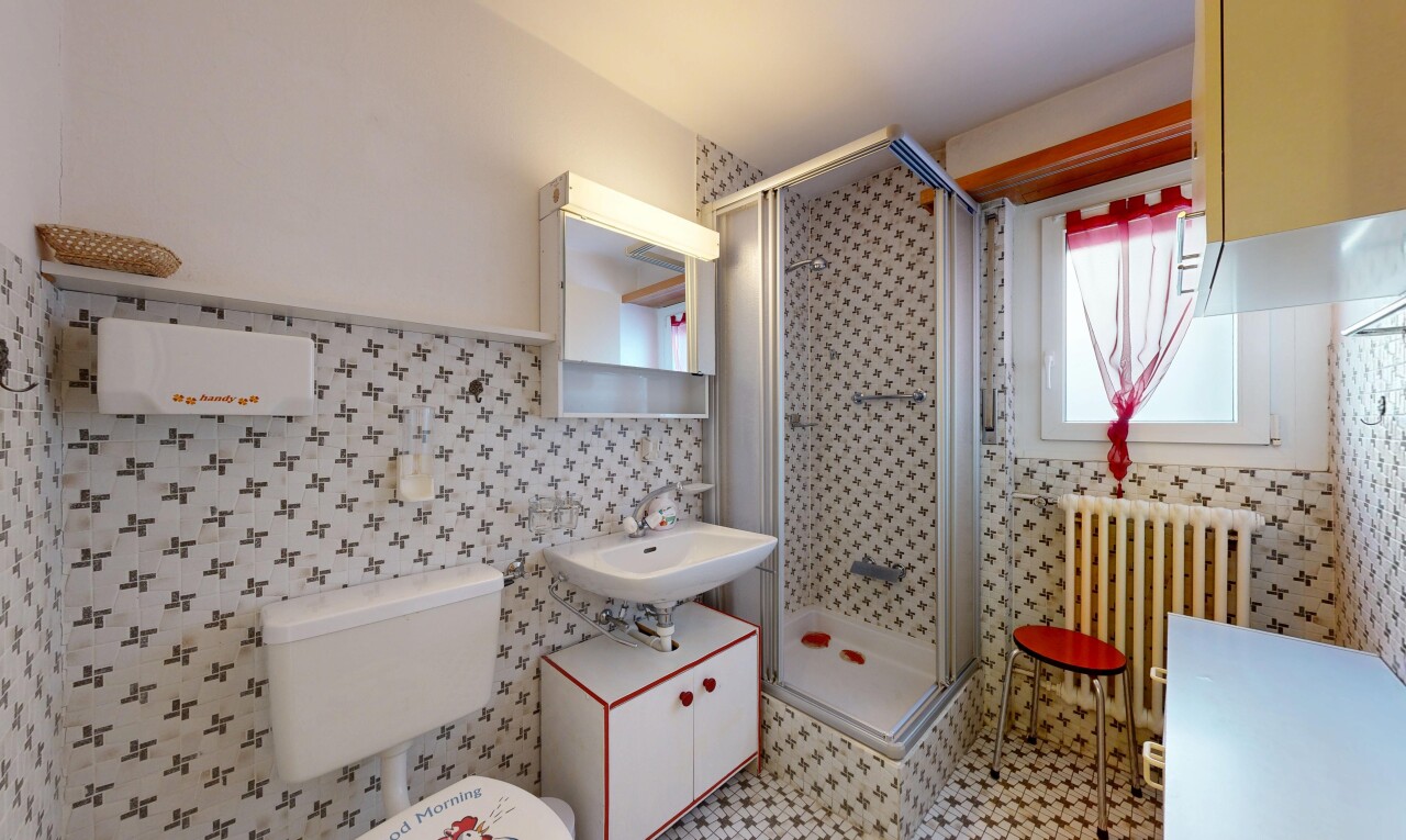 bad mit spiegel, komplettes badezimmer, kühler, dusche, und toilette