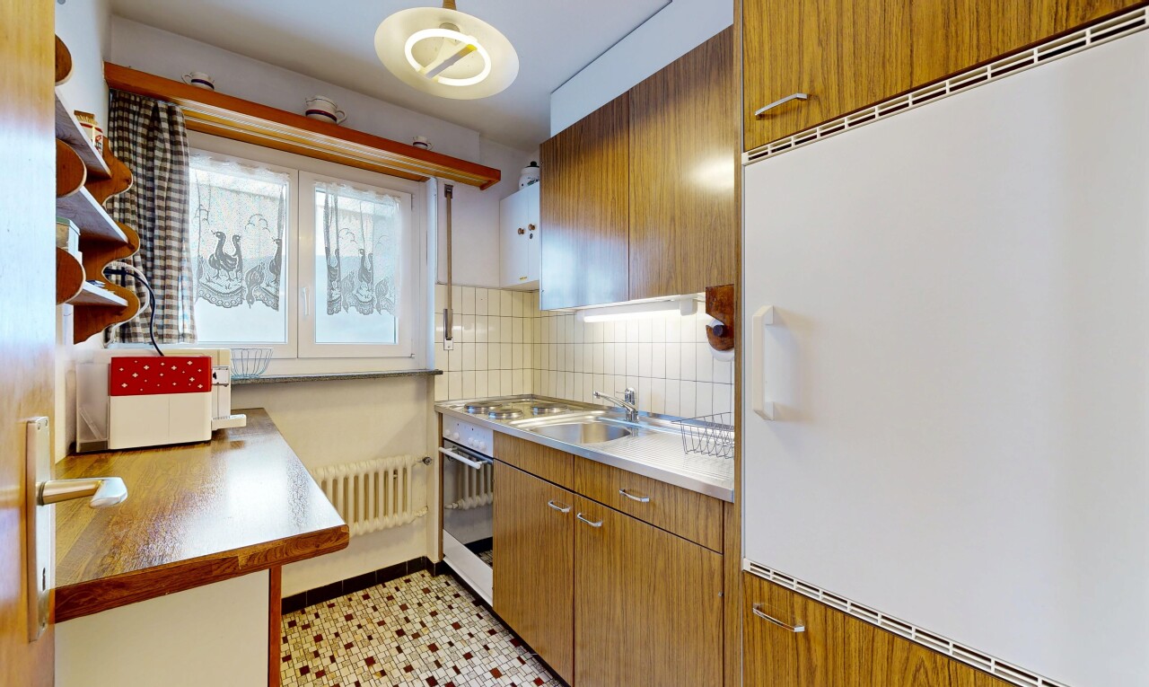 küche mit mittelbraune schränke, medium brown cabinets, kühlschrank, light floor, und küchenrückwand beim herd