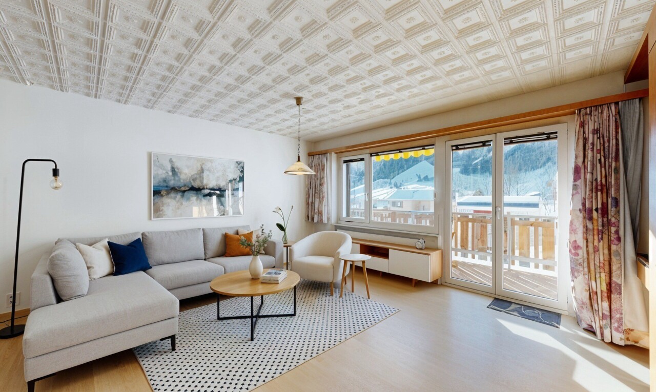 wohnzimmer mit gipskartonwand, drywall, inside property, holzfußboden, und wood finish floor