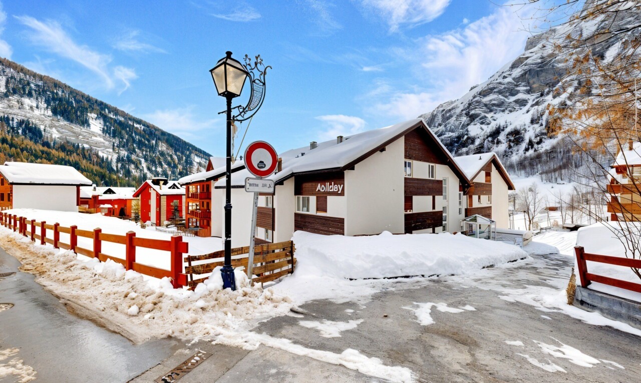 außenansicht mit snow, mountain view, blick auf die berge, und day time
