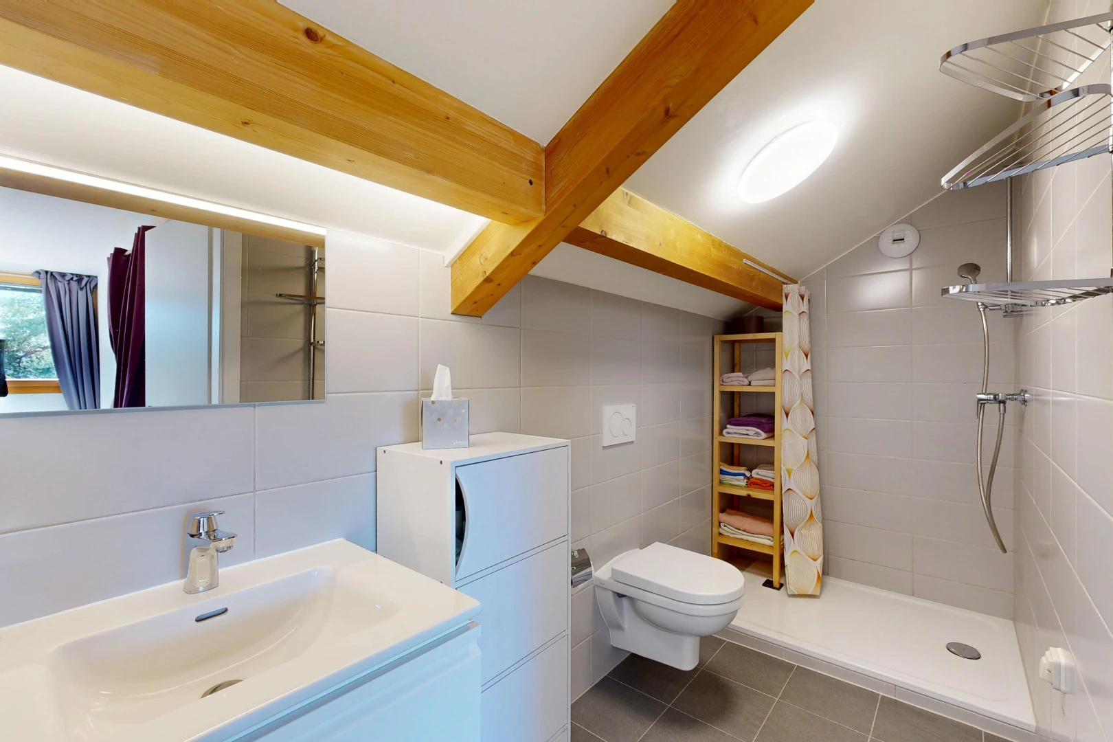 salle de bains avec salle de bain complète, douche, miroir, mur en carrelage, et tile wall
