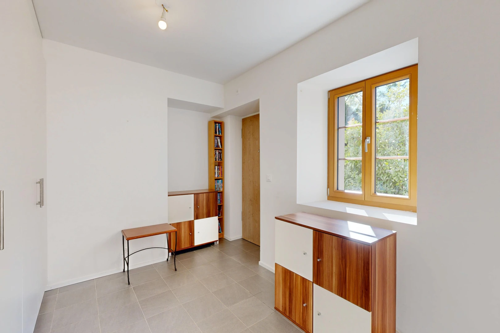 pièce vide avec drywall, cloison sèche, éclairage sur rail, inside property, et light floor