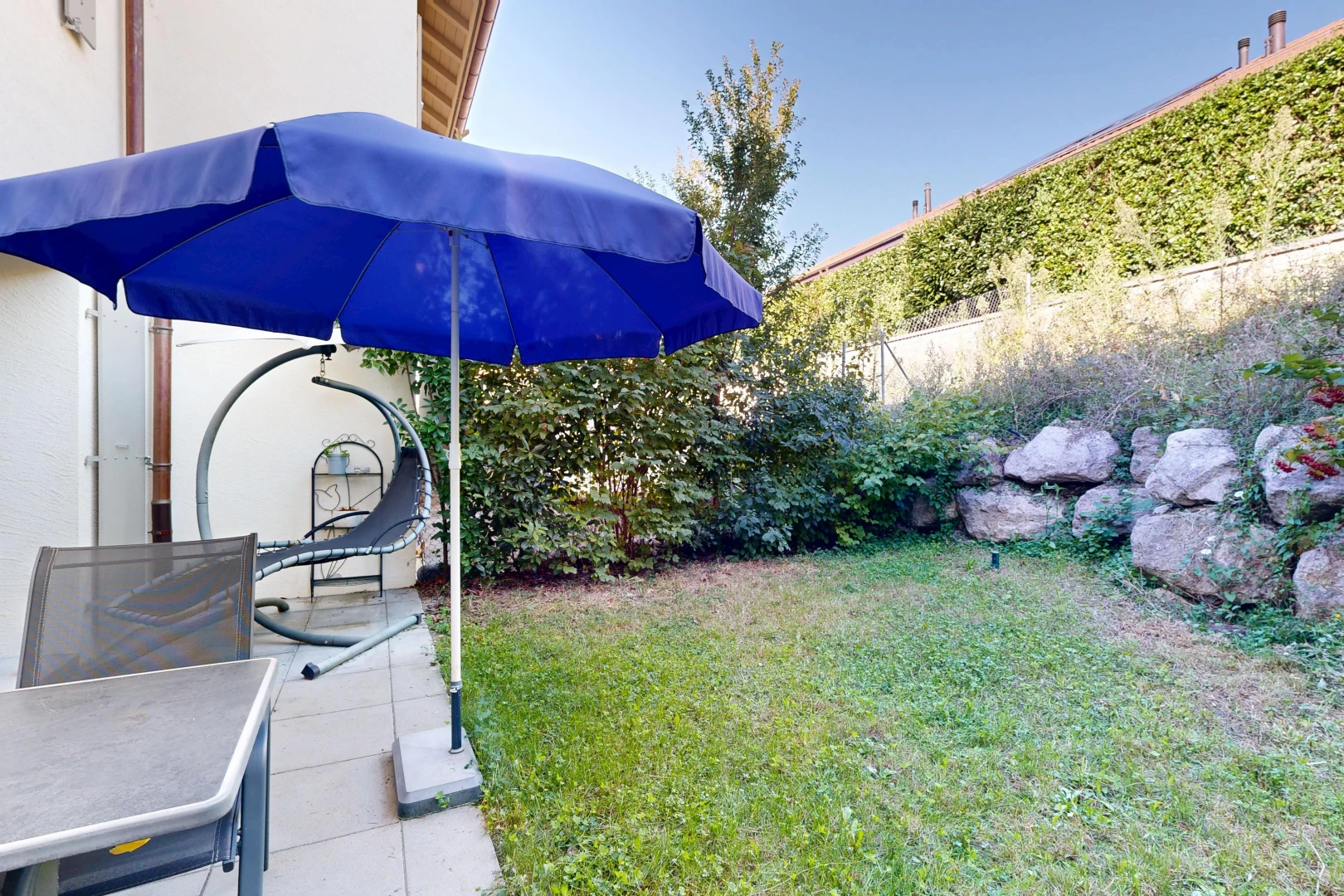 jardin avec pelouse, from property, clôture, terrasse, et day time