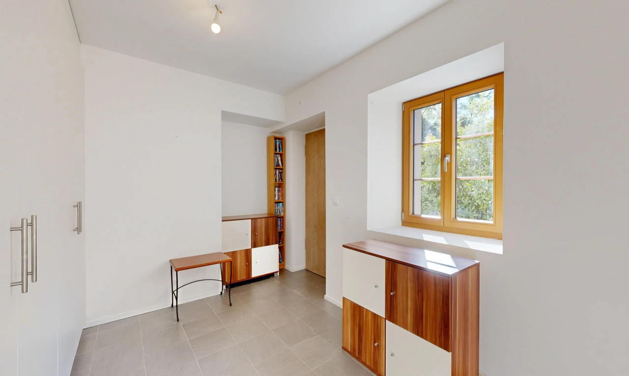 pièce vide avec drywall, cloison sèche, éclairage sur rail, inside property, et light floor