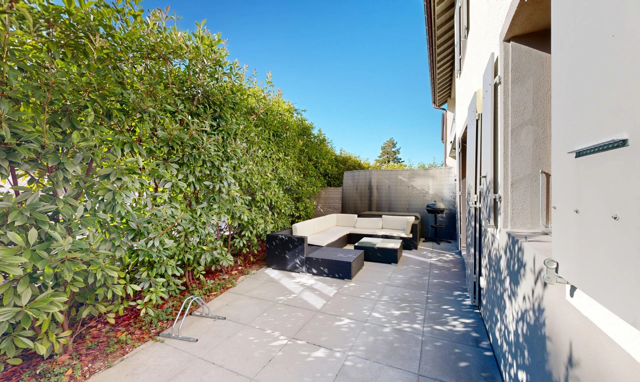 terrasse avec espace de vie extérieur, terrasse, from property, clôture, et day time