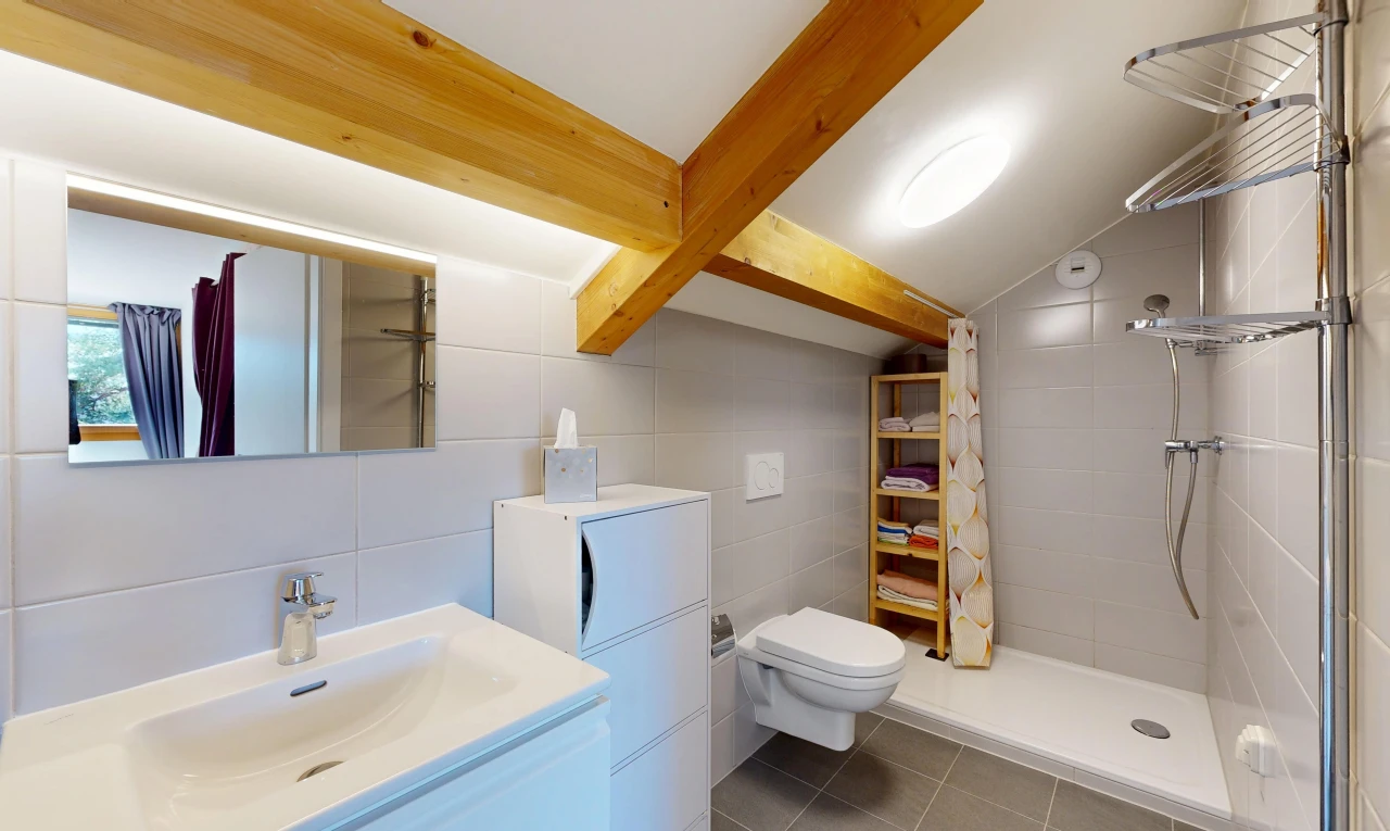 salle de bains avec salle de bain complète, douche, miroir, mur en carrelage, et tile wall