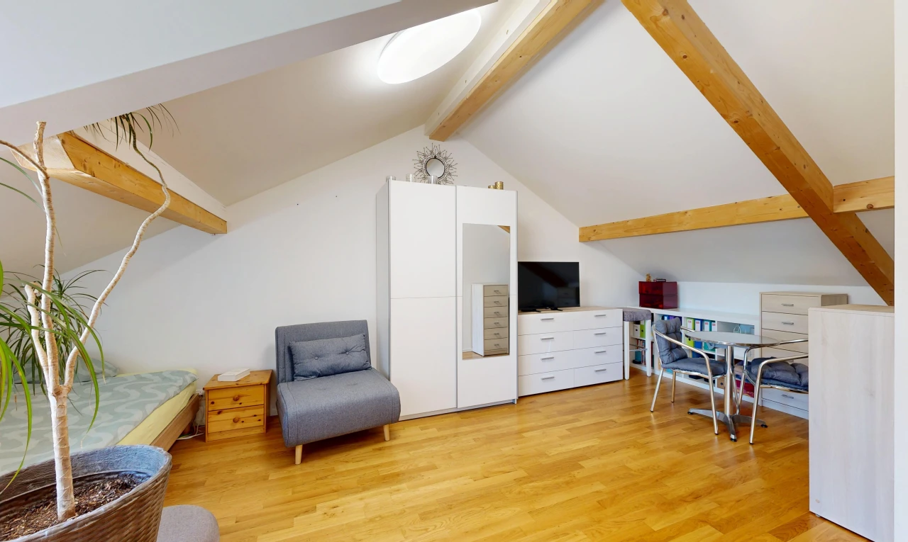 salon / salle à manger avec télévision, sol en finition bois, wood finish floor, plafond voûté, et vaulted ceiling
