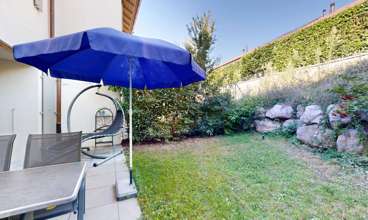 jardin avec pelouse, from property, clôture, terrasse, et day time