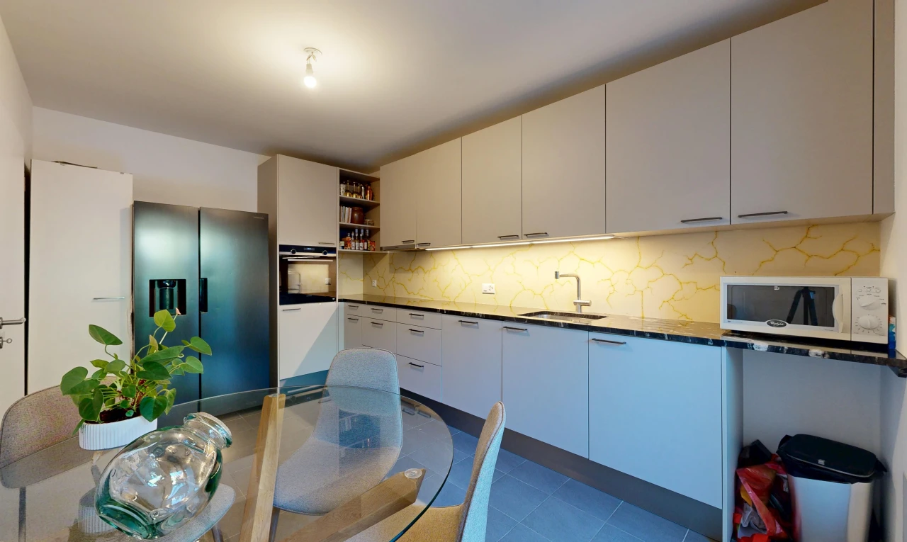 cuisine avec réfrigérateur, open shelves, étagères ouvertes, micro-ondes, et dark countertops